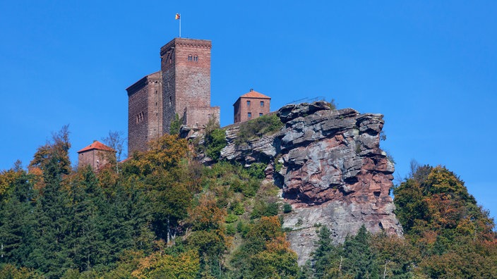 Burg Trifels bei Annweiler in der Pfalz. | Bildquelle: INTERFOTO Burg Trifels bei Annweiler in der Pfalz.