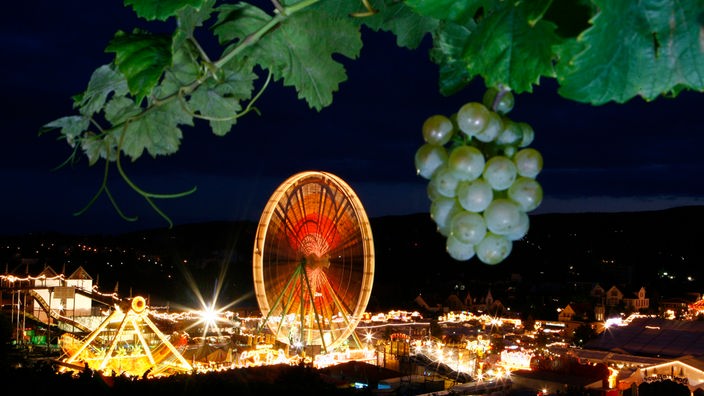 Blick auf das Weinfest in Bad Dürkheim bei Nacht.