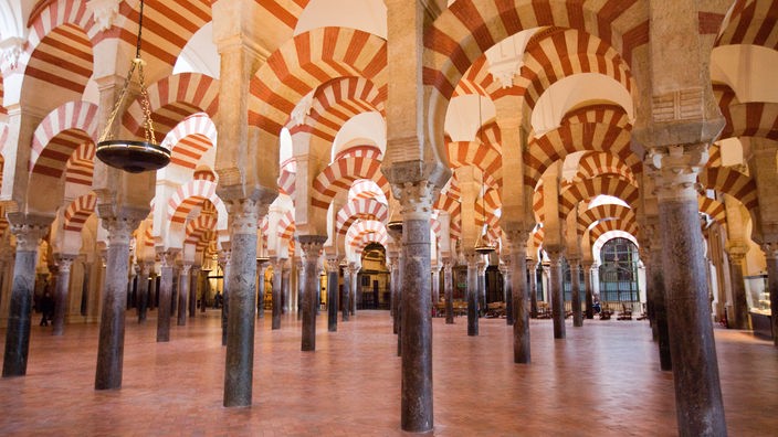 Riesige Halle der Mezquita in Cordoba mit zahlreichen verzierten Säulen.