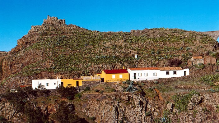 Häuser an einem Berg auf La Gomera
