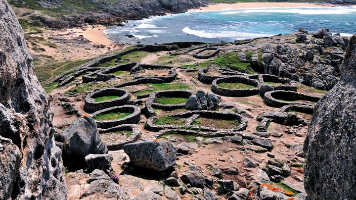 Runde Mauerreste in der früheren Siedlung Castro de Baroña 