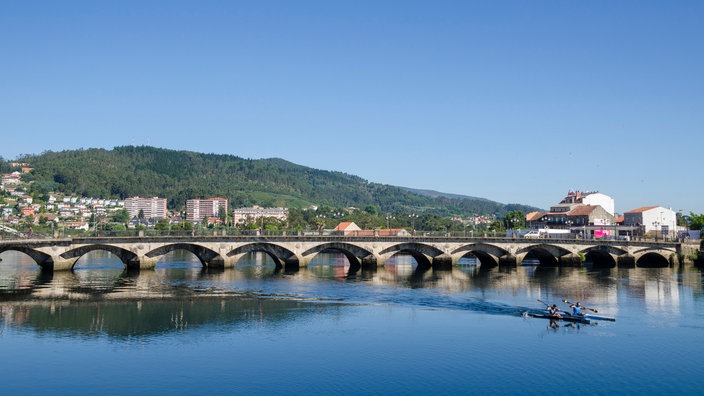 Brücke über einen Fluss in der galicischen Stadt Pontevedra