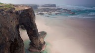 Blick auf die galicische Steilküste mit Felsen und Sandstrand 