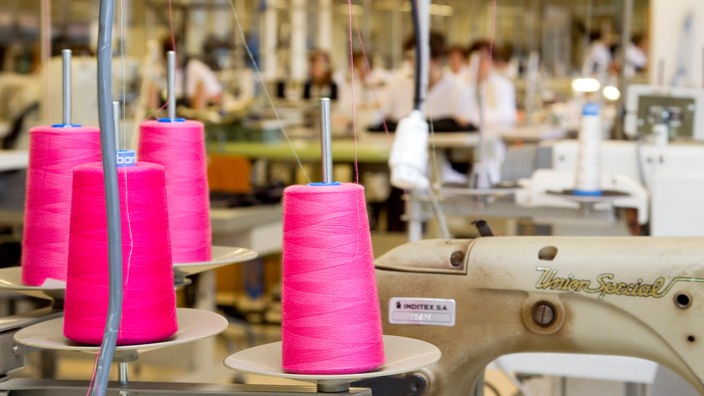 Pinkfarbene Nähgarnrollen in einer Fabrik von Zara in Galicien