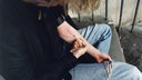 Mann spritzt sich Drogen in den Arm