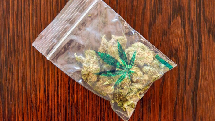 Durchsichtiges Plastiktütchen mit Marihuana