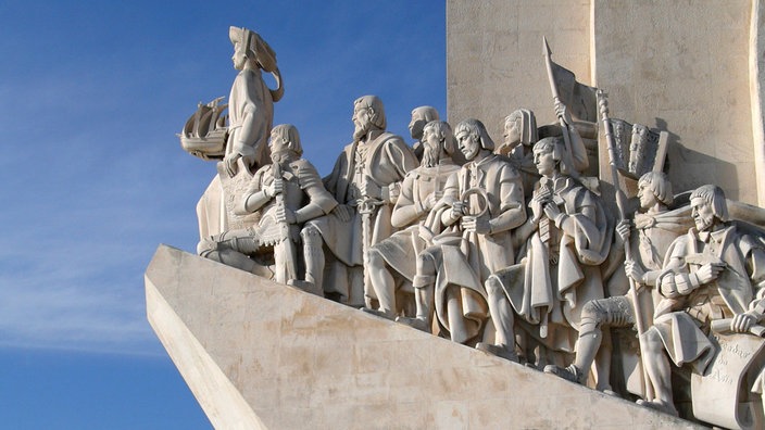 Denkmal neben einem Fluss | Bildquelle: Mauritius Denkmal neben einem Fluss