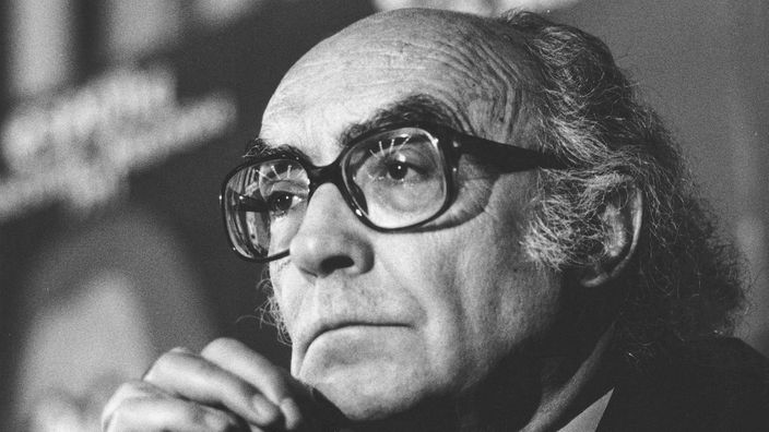 José Saramago bei einer Podiumsdiskussion im Jahr 1991. Immer wieder erregte er die Gemüter der katholischen Kirche.