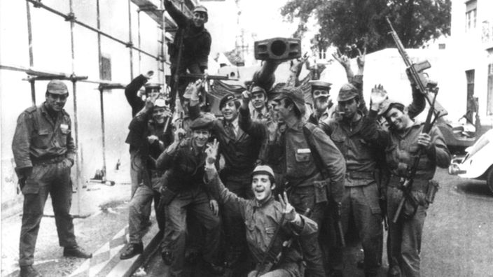 Eine Gruppe von lachenden portugiesischen Soldaten posiert 1974 für die Kamera 