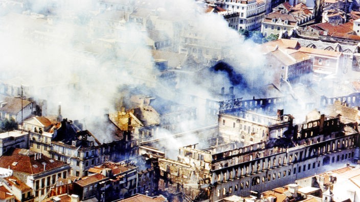 Luftaufnahme von rauchenden Gebäuden in Lissabon
