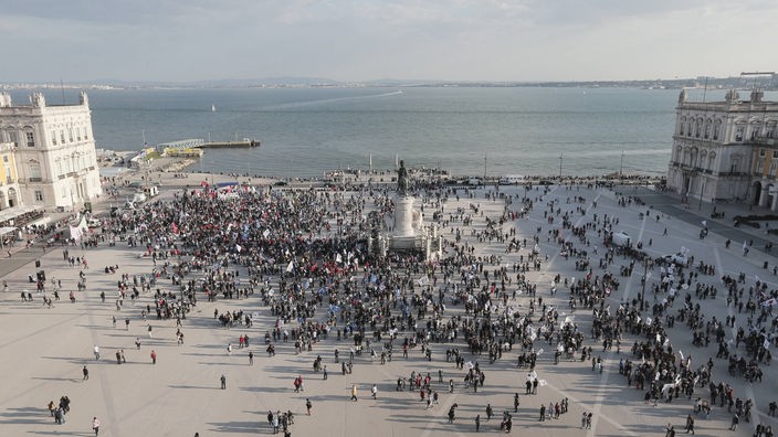 Großer Platz in Lissabon mit vielen Menschen von oben