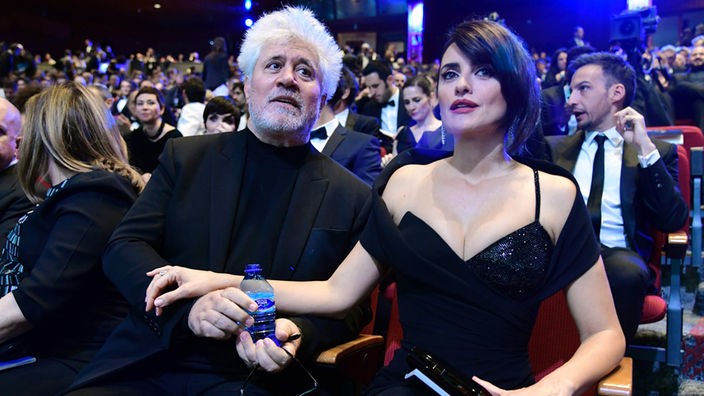 Pedro Almodóvar und Penélope Cruz sitzen bei der Verleihung der Goya Awards im Publikum