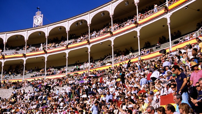 Volle Ränge in der gewaltigen Arena "Las Ventas" in Madrid. | Bildquelle: Mauritius Volle Ränge in der gewaltigen Arena "Las Ventas" in Madrid.