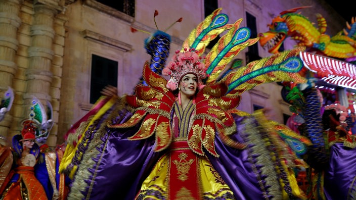Üppig kostümierte Frau beim Karneval auf Malta | Bildquelle: Reuters/Darrin Zammit Lupi Üppig kostümierte Frau beim Karneval auf Malta