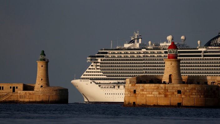 Großes Kreuzfahrtschiff an einer Hafeneinfahrt | Bildquelle: Reuters/Darrin Zammit Lupi Großes Kreuzfahrtschiff an einer Hafeneinfahrt