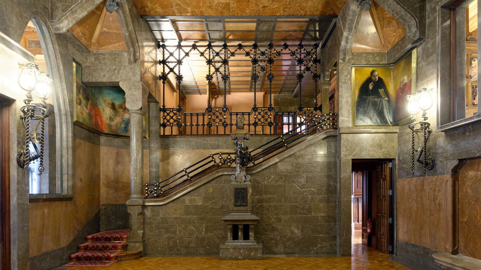 Eintrittsbereich des Palau Guell mit Wandmalereien