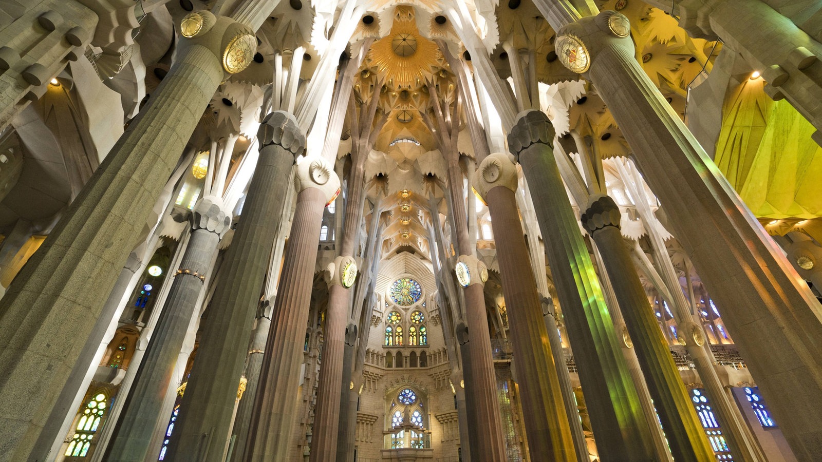 Baumähnliche Säulen im Inneren der Sagrada Familia