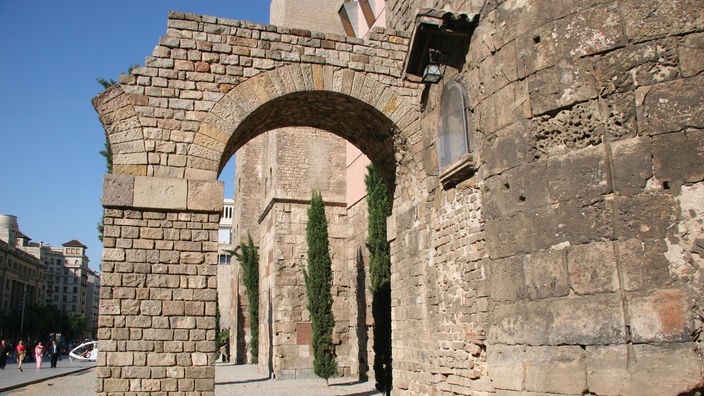 Ein alter gemauerter Torbogen aus der Zeit der Römer