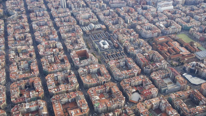 Luftbild der quadratischen Häuserblocks in Barcelona