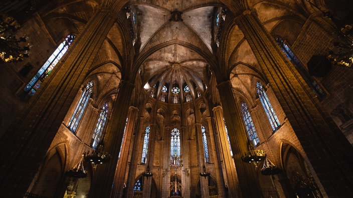 Blick in die Kathedrale von Barcelona | Bildquelle: picture alliance / PhotoAlto Blick in die Kathedrale von Barcelona