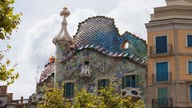 Dach der Casa Battlo mit drachenähnlichen Schuppen und blumiger Hauswand