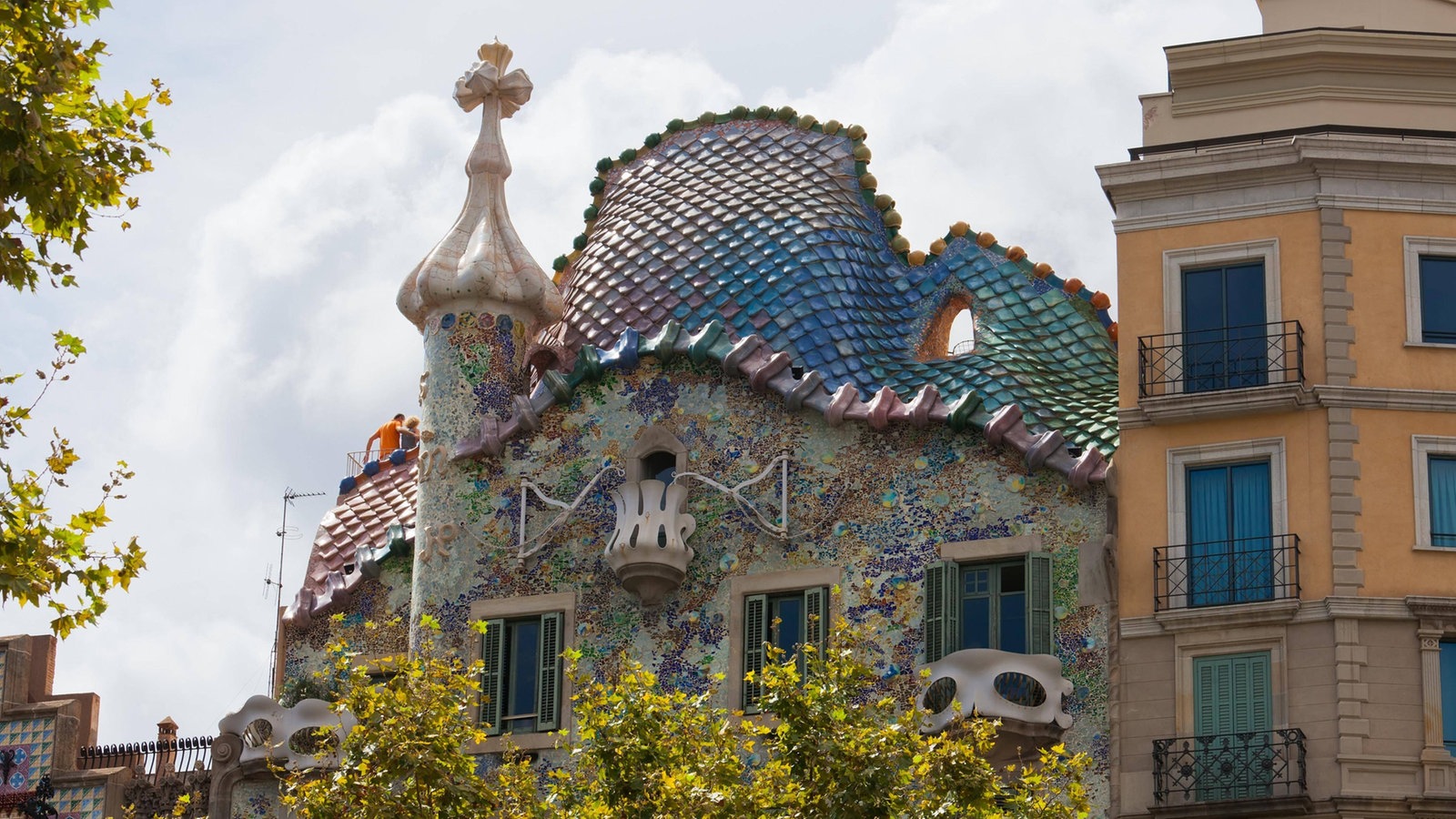 Dach der Casa Battlo mit drachenähnlichen Schuppen und blumiger Hauswand