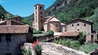 Blick auf ein kleines Dorf in den Pyrenäen