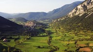 Blick auf ein grünes Tal in den Pyrenäen