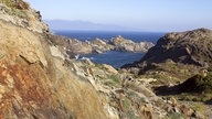 Blick auf eine felsige, karge Küstenlandschaft