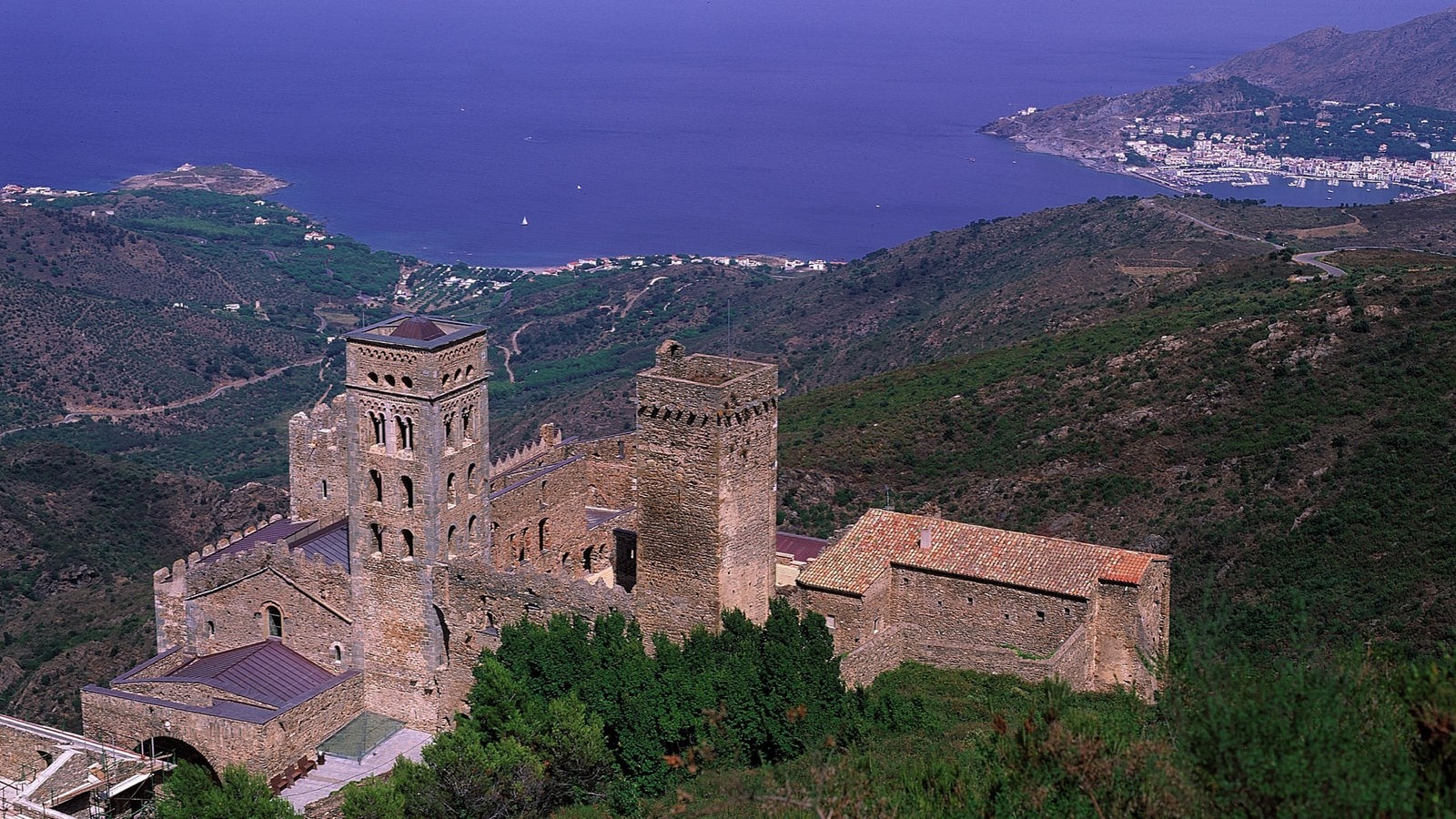 Blick von oben auf das Kloster Sant Pere de Rodes 