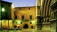 Ausschnitt des abendlich beleuchteten Domplatzes von Tarragona