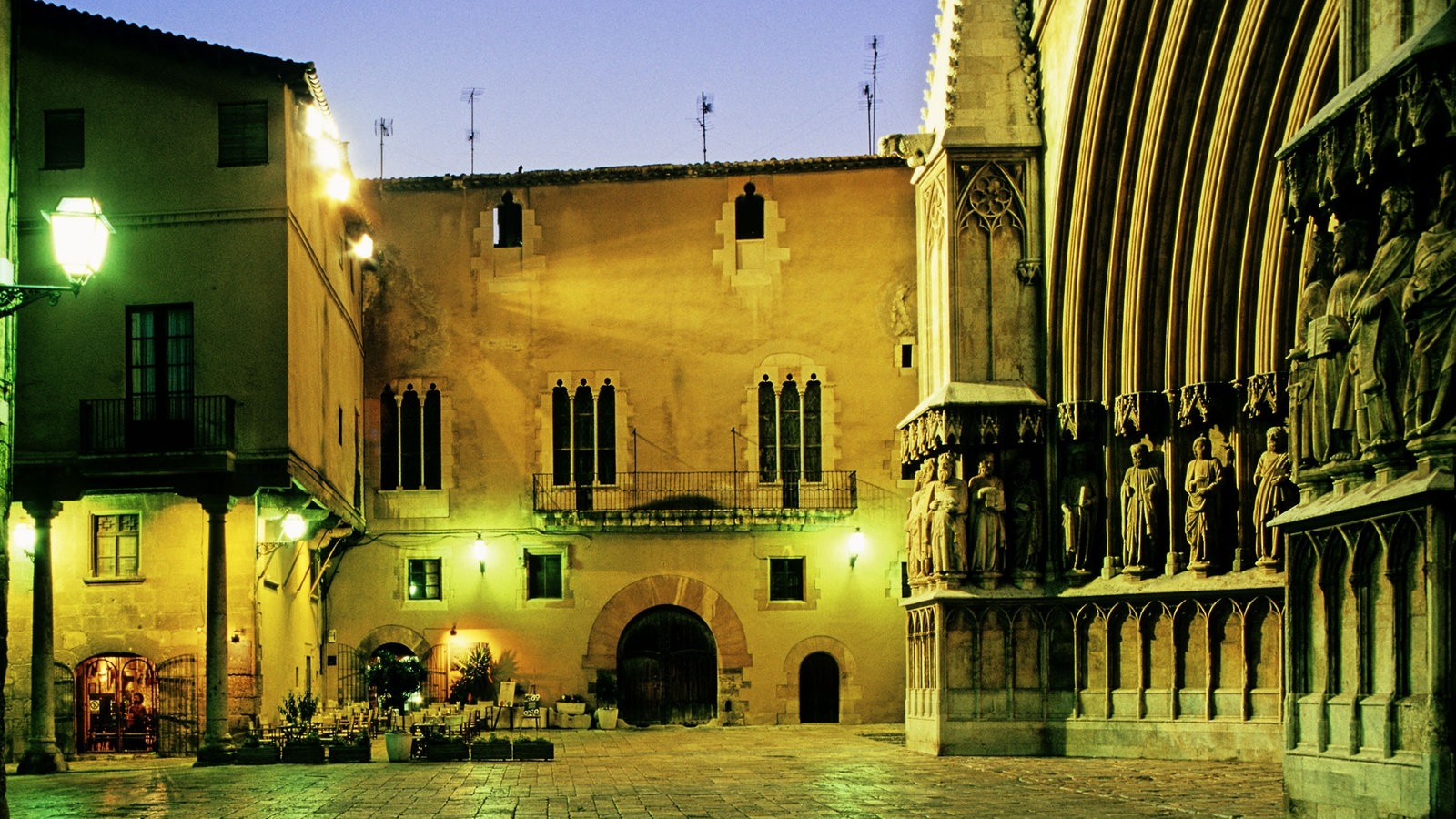Ausschnitt des abendlich beleuchteten Domplatzes von Tarragona