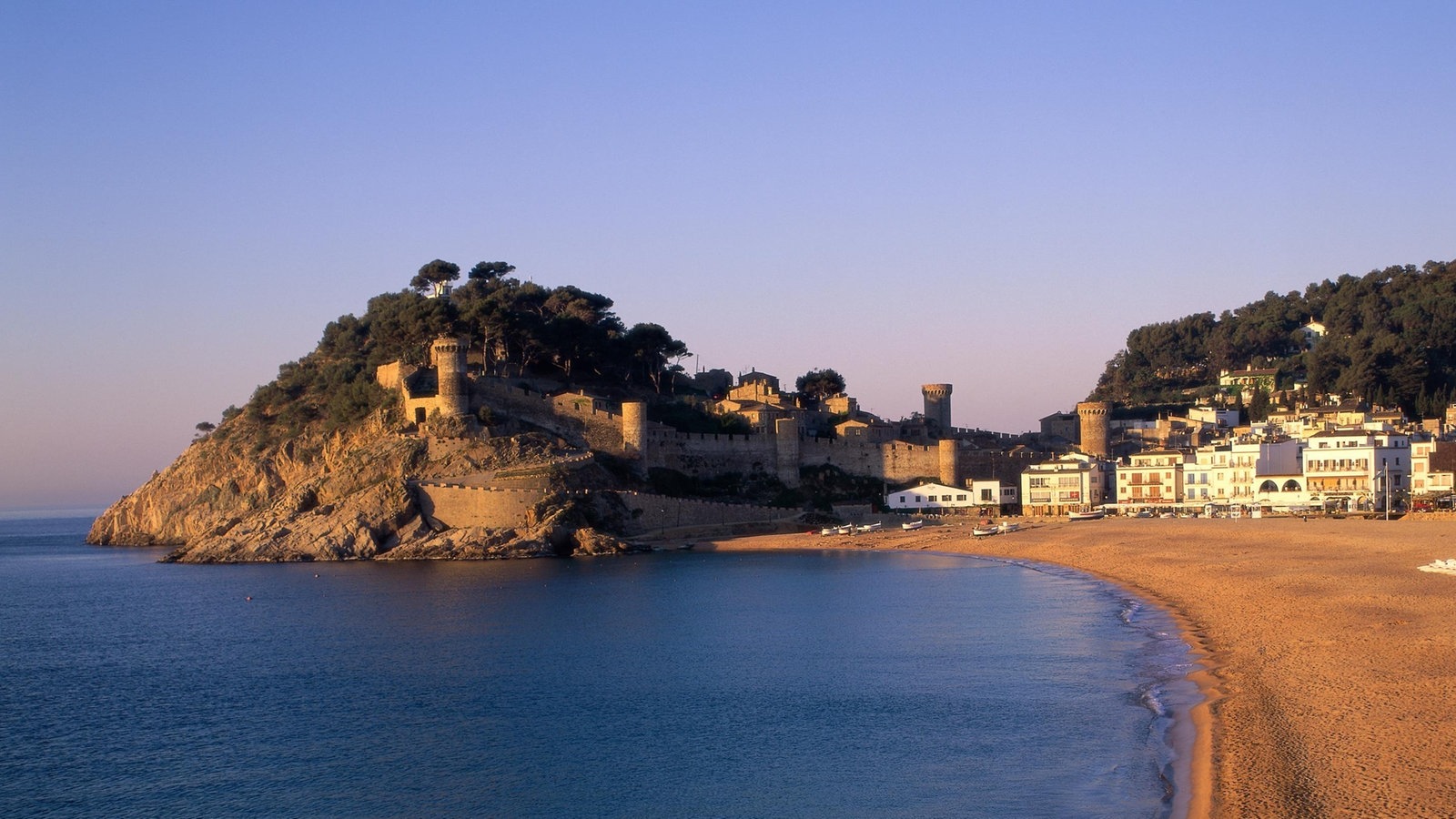 Blick auf den Strand von Tossa de Mar im Abendlicht