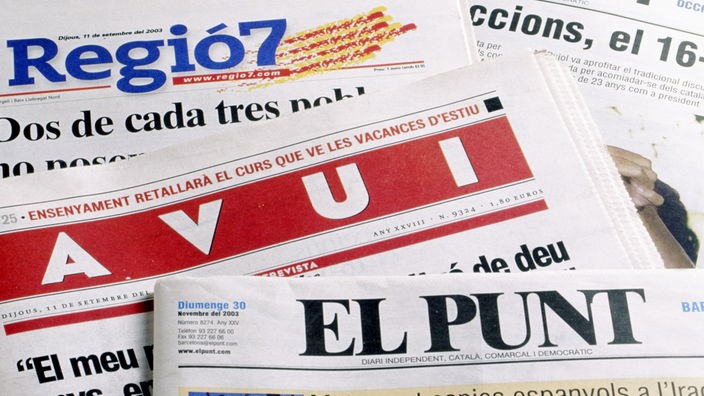 Mehrere katalanische Zeitungen übereinander
