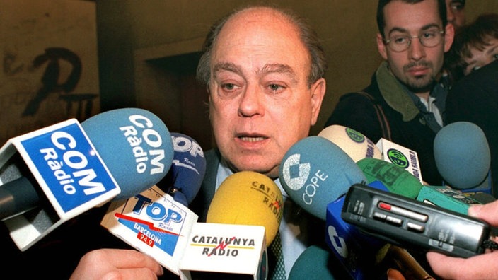 Jordi Pujol gibt ein Interview vor zahlreichen Mikrofonen verschiedener Fernsehsender. | Bildquelle: dpa Jordi Pujol gibt ein Interview vor zahlreichen Mikrofonen verschiedener Fernsehsender.
