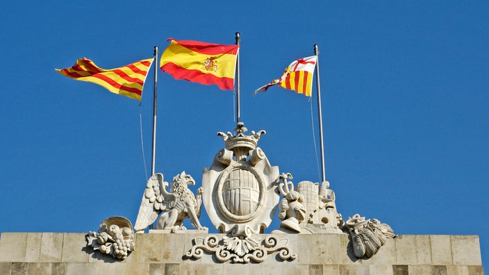 Links die katalanische Flagge, rechts die spanische