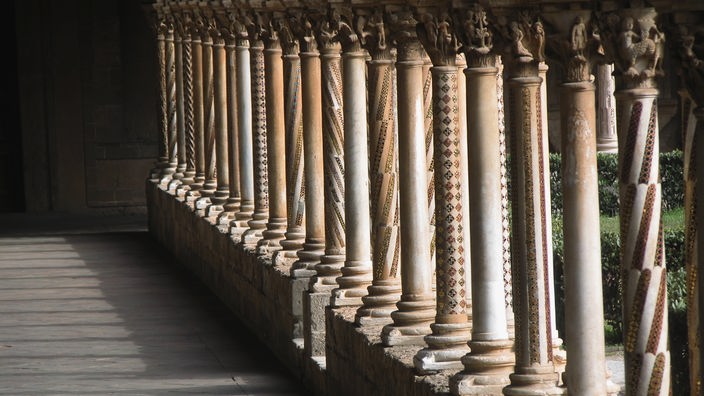 Prächtig verzierte, filigrane Säulen im Kreuzgang von Monreale.