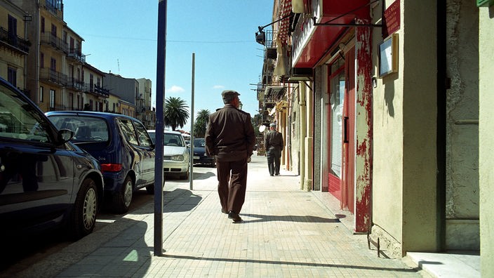 Ein alter Mann in einer Straße in Palermo