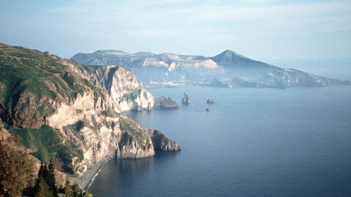 Inseln Lipari (vorne) und Vulcano
