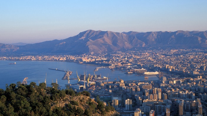 Blick von einem Hügel auf die Stadt und den Hafen von Palermo.