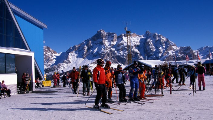 Eine Gruppe Skifahrer in den Dolomiten