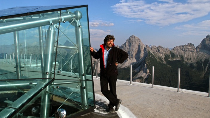 Das Foto zeigt Reinhold Messner auf dem Dach seines Bergmuseums auf dem Monte Rite in den italienischen Dolomiten