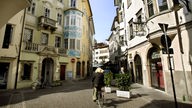 Das Foto zeigt eine Gasse in der Bozener Altstadt