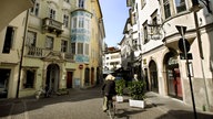 Das Foto zeigt eine Gasse in der Bozener Altstadt