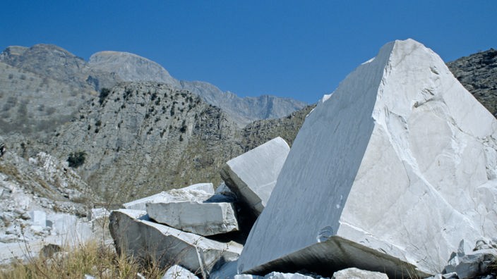 Blick auf einen Marmorblock, der an einem Berghang liegt