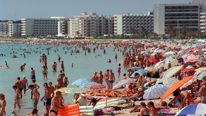 Menschenmassen an einem überfüllten Strand