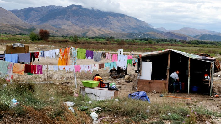 Albanien: Ein Zeltlager von Roma