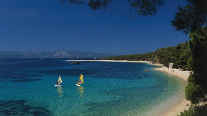 Blick auf eine Landzunge mit einem kleinen Sandstrand | Bildquelle: Kroatische Zentrale für Tourismus/Autor: Josip Madračević Blick auf eine Landzunge mit einem kleinen Sandstrand
