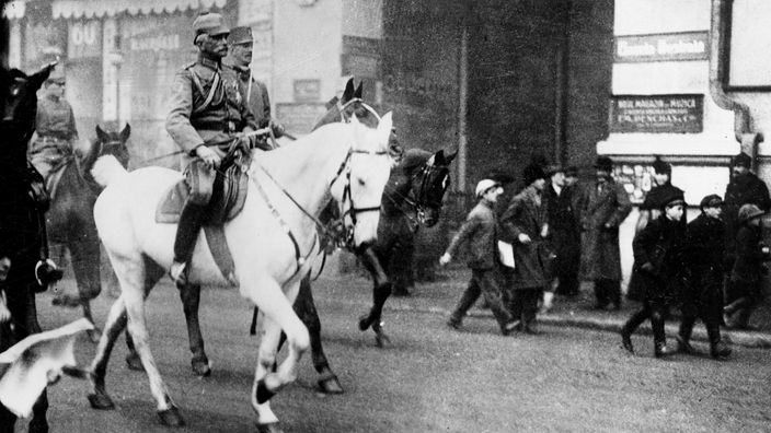 Historische Fotografie von Feldmarschall Mackensen auf einem weißen Pferd in Bukarest.