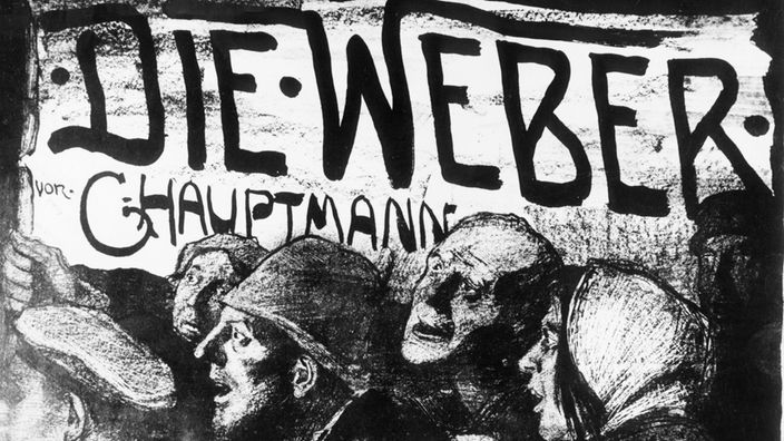 Ein kämpferisch anmutendes Schwarzweiß-Plakat wirbt für die Theateraufführung von Gerhart Hauptmanns 'Die Weber'. Man sieht darauf sechs Männer und Frauen, die eine Fahne mit der Aufschrift des Werkes tragen.
